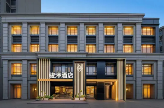 桐廬駿渟酒店（富春江店） 鄰近浙江工商大學杭州商學院（桐廬校區）的酒店