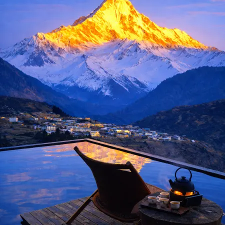 Shangri-La Anais Designer Hotel (Dukezong Ancient City Grand Buddha Temple Prayer Wheel Branch)