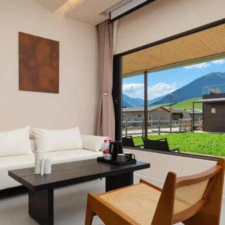 Cloud-hidden Mountain Abode
