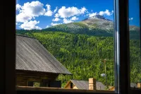 Spruce Moon Gazing Snow Mountain View Design Guesthouse (Xinjiang Kanas National Geopark) - บริการรถรับส่ง