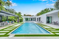 Tropical Villa with Heated Pool and Game Yard - Villas