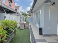 PJ Landed Homestay 22 Pax - Karaoke & PS5 - 10 Cars - 15 min to Mid Valley - Pet friendly