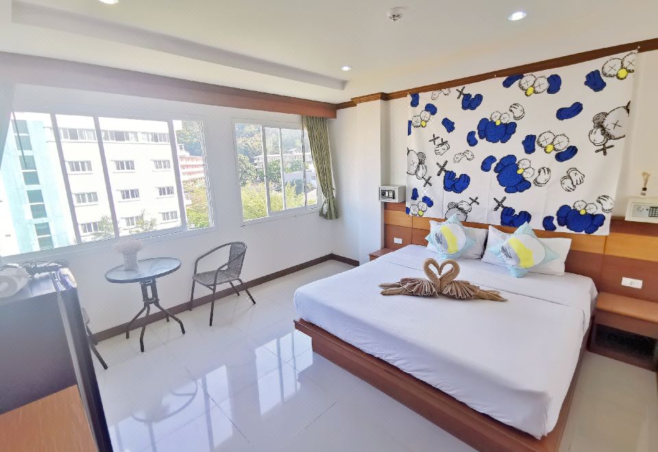 란팅 하우스 푸켓의 샤워 시설이 갖춰진 욕실