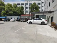 Miluo Hotel (Jingmen Wanda Plaza) - parking