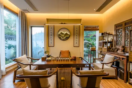 Floral Lux Hotel· Ningbo Heyuan Zhiye Hotel (Xikou Scenic Area) Отели рядом с достопримечательностью «Sanyintan (The Three Hidden Pools)»