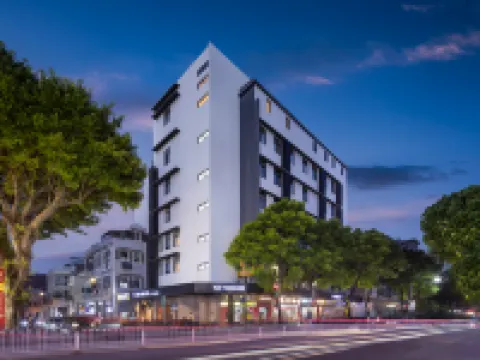 Weibayiju Residence (Guangzhou Shangxiajiu Changshou Road Subway Station Store) Hotels near Longjin West Road