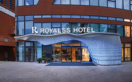 R  ROYALSS HOTEL Отели рядом с достопримечательностью «Songzhuang Huajia Cun Gallery»