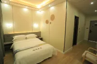 Lakeside Youshe Homestay (Zhumadian Royal Inn)