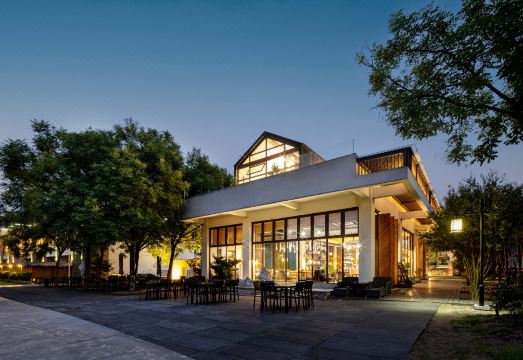 Guanghan Shuilinglong Lakeside Resort Hotel (Yijiaheba Scenic Area) Hotel Overview