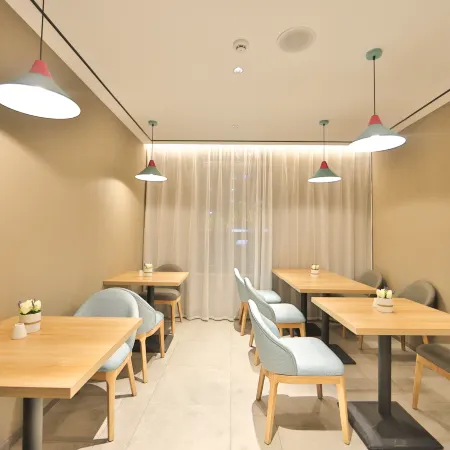Home Inn Neo (Baicheng Taonan City Government Branch)