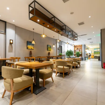 Huayi Collection Hotel (Beijing Xinguozhan Capital Airport)