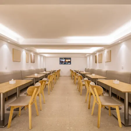 Yuerong Hotel (Liaoyang Liaohua Tesco)