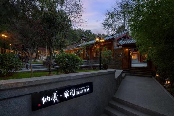 Lijiang Naxi Yayuan Garden Hotel