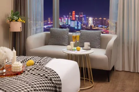Elong ME Hotel (Chongqing Jiefangbei Pedestrian Street Hong Ya Dong)