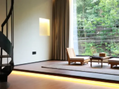 Tonglu Lingshang Baiyun Homestay (Baiyun Yuan Resort Branch) โรงแรมใกล้หมู่บ้านรูทซ์