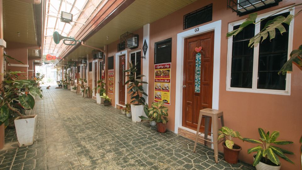 RedDoorz @ Queens Hometel