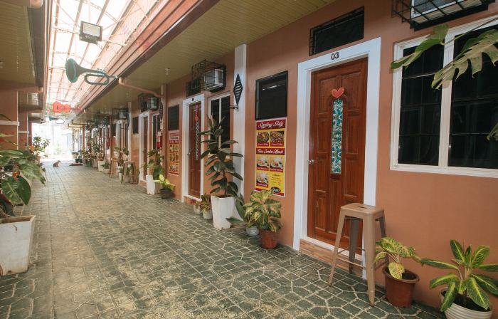 RedDoorz @ Queens Hometel