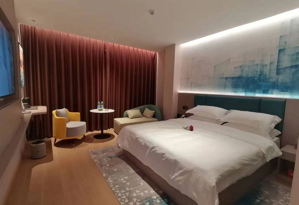 완이 그랜드 호텔의 깔끔하고 정돈된 객실 내부