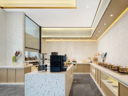 Country Inn & Suites by Radisson，Urumqi International Airport high-speed railway station Hotel. Отели рядом с достопримечательностью «Xinjiang University of Engineering (Tianjin Road Campus)»