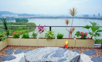 Maitreya Huxi Man Hot Spring Homestay (Huquan Water Town Tourist Resort Scenic Area Branch)