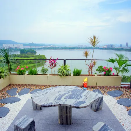 Maitreya Huxi Man Hot Spring Homestay (Huquan Water Town Tourist Resort Scenic Area Branch)
