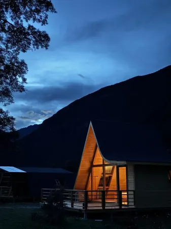 Bingchuan Jiaoxia Wild Luxury Homestay (Jinling) Отели в г. Бяньба