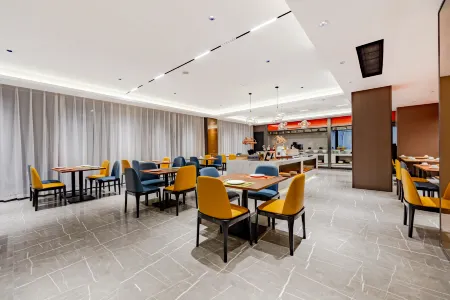 XY International Hotel (Tongling High-Speed Railway Station Xihu Yuefu) Отели рядом с достопримечательностью «Tongling Liqiao River Town Resort»