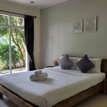 Snooze Inn Phuket - Free Shuttle to Bang Rong Pier