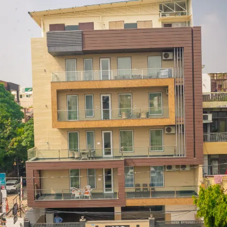 J60 Suites, Ashok Vihar - Near Netaji Subhash Place Отели рядом с достопримечательностью «Северный Дели»