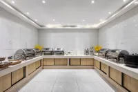 Qingmu Platinum Hotel (Nanjing Shuiximen Street Mochouhu Subway Station Shop)