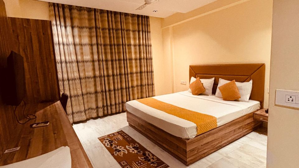 Hotel GoodLuck House Near Delhi airport