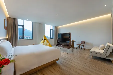 Floral Hotel·  Hot Spring Lake Resort Hotel Отели рядом с достопримечательностью «Huju Zoo»