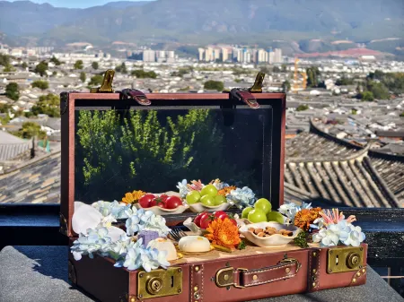 PARALLOGE(Lijiang Ancient Town Dashuiche Store) Отели рядом с достопримечательностью «Nine-Tripod Dragon Pond»