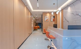Yamei Intelligent Film and Television Hotel (Dali High-speed Railway Station Erhai Park Branch)