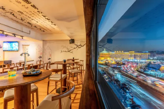 青墨年華ユースホステル（鐘樓地下鉄駅）