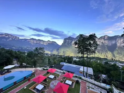 When the Sky Meets Your Stay 레인보우 폭포 주변 호텔