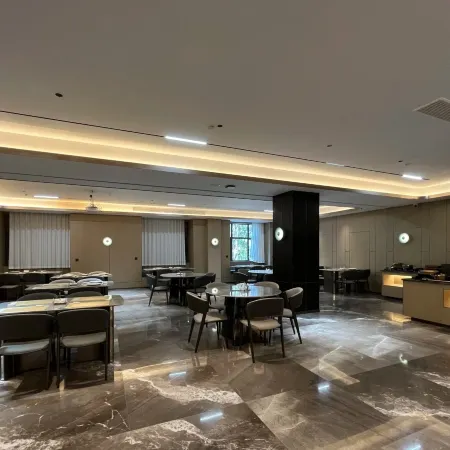One Mountain High Business Hotel