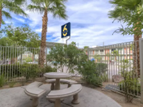 拉斯維加斯, 內華達6號套房酒店-麗陽 鄰近哈里瑞德國際機場（麥卡倫國際機場）的酒店