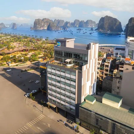 Tru by Hilton Ha Long Hon Gai Centre Отели рядом с достопримечательностью «Бухта Халонг»
