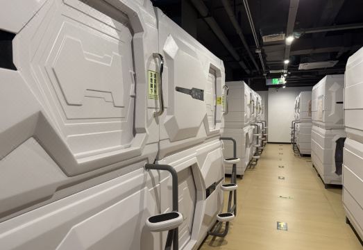 스퀸트 캡슐 호텔