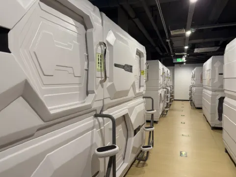 Chengdu Tianfu Airport Squint for a while space capsule hotel
