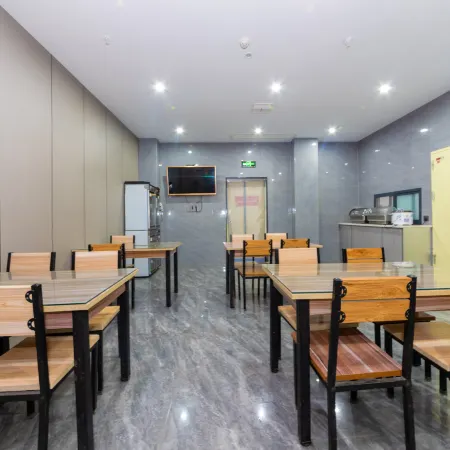 Tongchuang Ejia Chain Hotel (Gushi Xinhe Century City Store)