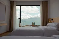 A single Tree Hotels in Deqin