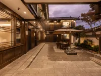 Courtyard · Yifeng Villa (the Old Town of Lijiang Mufu Store) Hotels near Three-eye Well