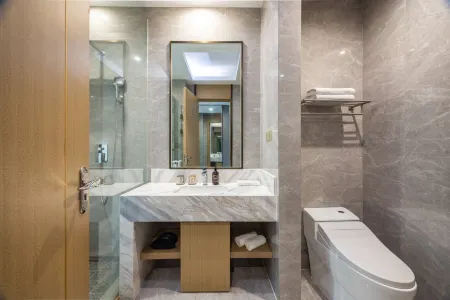 Qingmu Platinum Hotel (Danyang High-Speed Railway Station Wuyue Plaza)