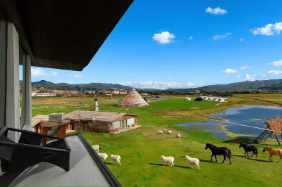 Shangri-La Ten Miles Snow Mountain Margheri Manor Hotels near Songzanlin Scenic Spot