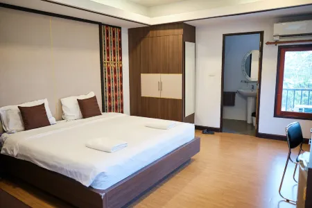 Chorlada Lanna Hotel Отели рядом с достопримечательностью «Wat Si Bunruang»