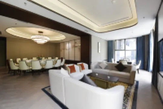 Howard Johnson Tianyi Hotel Guizhou (Guiyang North Railway Station Qianlingshan Park)