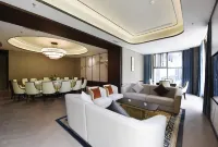 Howard Johnson Tianyi Hotel Guizhou (Guiyang North Railway Station Qianlingshan Park)