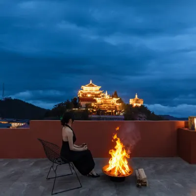 Shangri-La Half View Vacation Homestay (Near the Giant Prayer Wheel, Dukezong Ancient City) Hotels near Moonlight Square